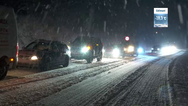 Iarna a revenit în forță în jumătate din România. Șoferii au rămas cu mașinile împotmolite în zăpadă