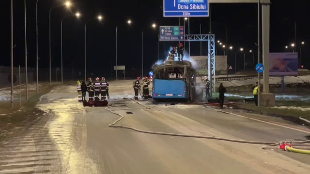 Accident grav între un autoturism și un autobuz alimentat cu gaz comprimat, în Sibiu. Ambele vehicule au luat foc