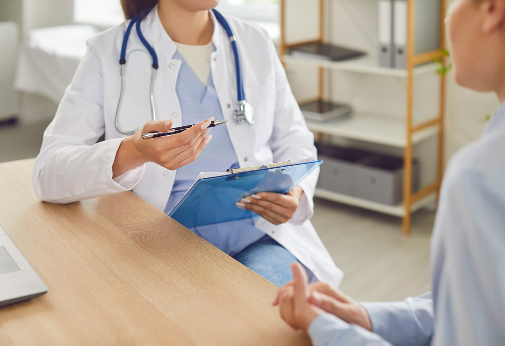 O fostă asistentă medicală din Buzău a fost arestată pentru luare de mită. Câți bani lua pentru promisiuni de angajare