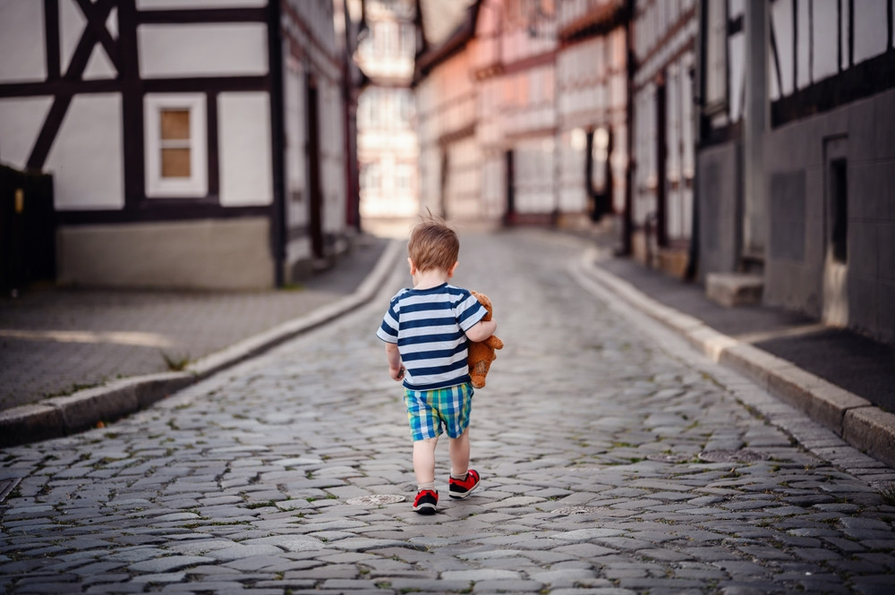 Trei copii găsiți rătăcind pe străzi au condus un trecător din Bosnia către o descoperire înfiorătoare