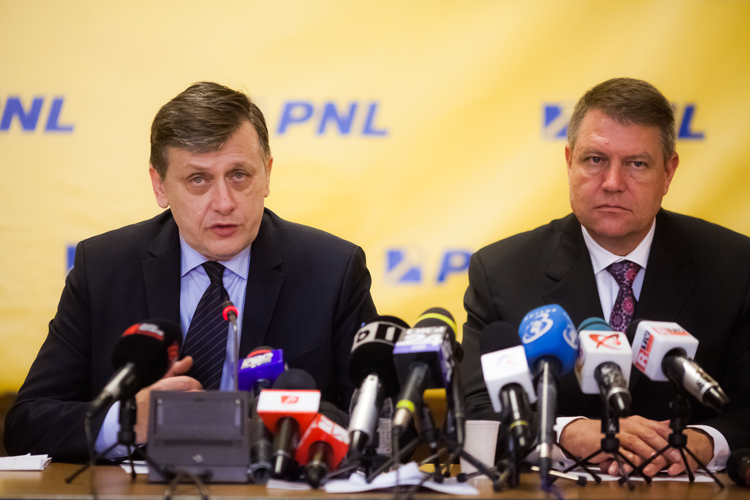 Reacția lui Crin Antonescu despre deplasările luxoase ale lui Klaus Iohannis. Termenul dur folosit de candidatul la Cotroceni