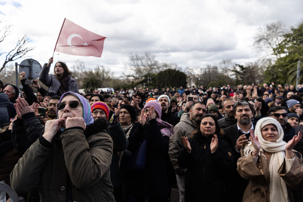 Opoziţia turcă denunţă o „lovitură de stat” după arestarea primarului Istanbulului, rivalul lui Erdogan. Turcii, în stradă