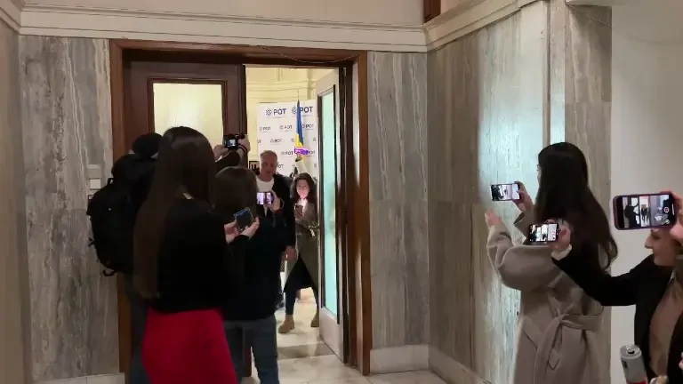 Scandal în Parlament. Președinta POT Anamaria Gavrilă a sunat la 112, ca să fie dați afară jurnaliștii care voiau declarații