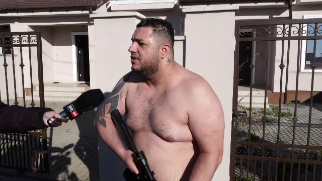 Un influencer de pe TikTok, care ar fi făcut campanie pentru Georgescu, a ieșit cu o pușcă în faţa casei, după percheziţii