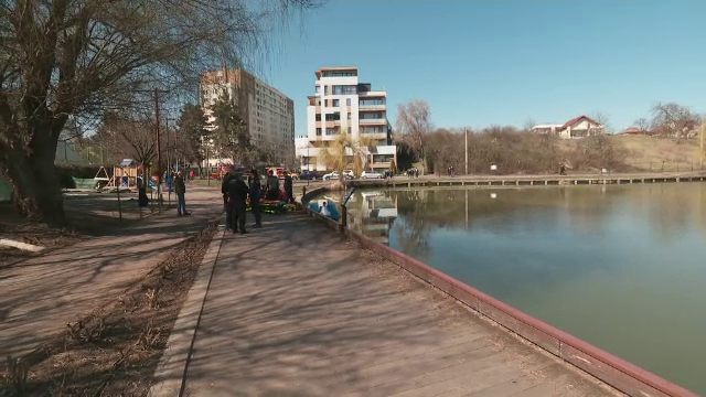 Salvare dramatică în Cluj. Bărbat scos dintr-un lac de trecători, după ce s-a aventurat în apă