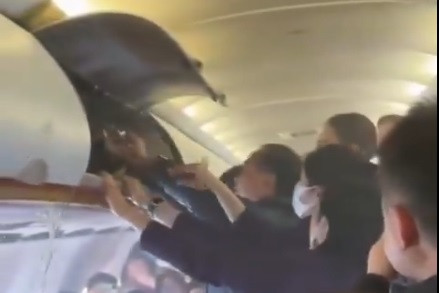 Incendiu la bordului unui avion, în timpul zborului. Pasagerii au sărit cu sticle cu apă să îl stingă. VIDEO