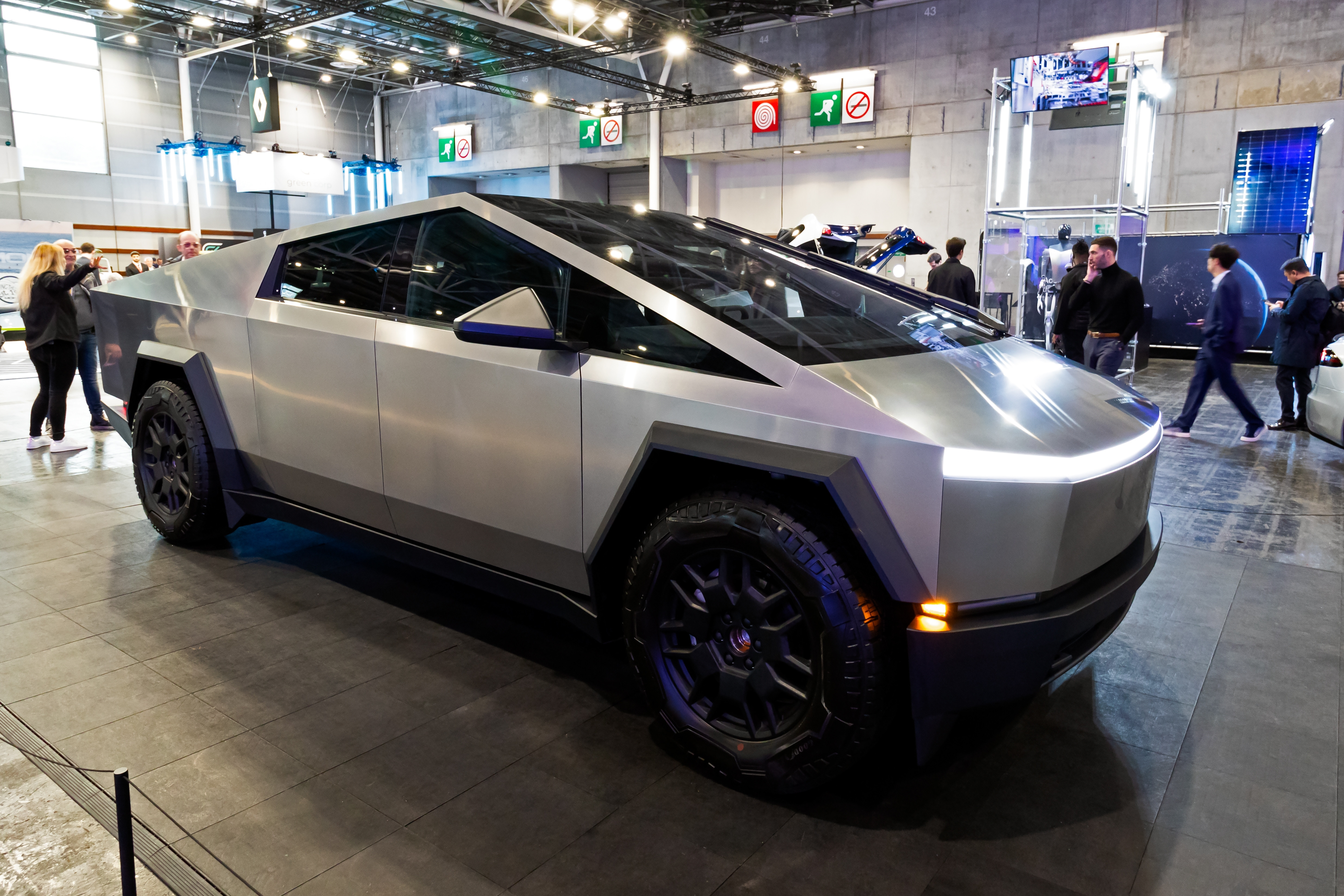 Tesla recheamă aproape toate modelele Cybertruck de pe piaţa din SUA, din cauza unori riscuri. Care sunt problemele