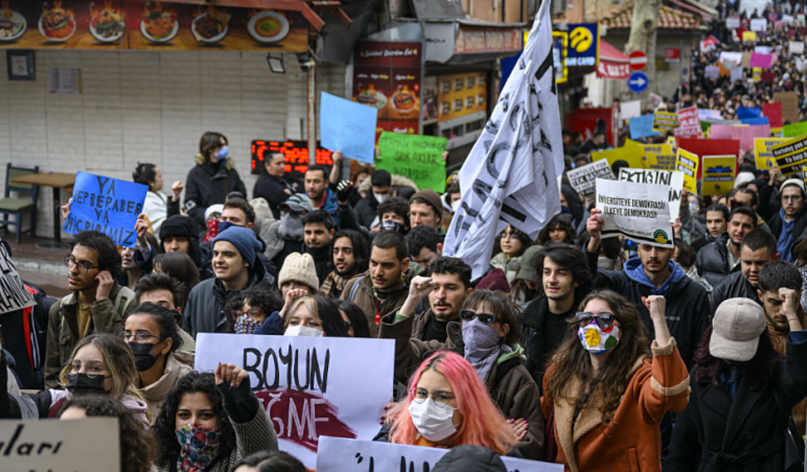 Proteste și temeri economice în Turcia după arestarea liderului opoziţiei, primarul Istanbulului, Ekrem Imamoglu