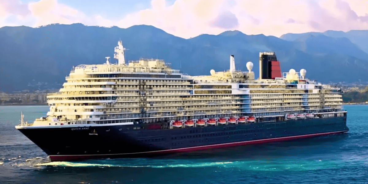 Pasagerii unei nave de croazieră de lux au fost sfătuiți să stingă luminile în timp ce nava intra într-o zonă cu pirați