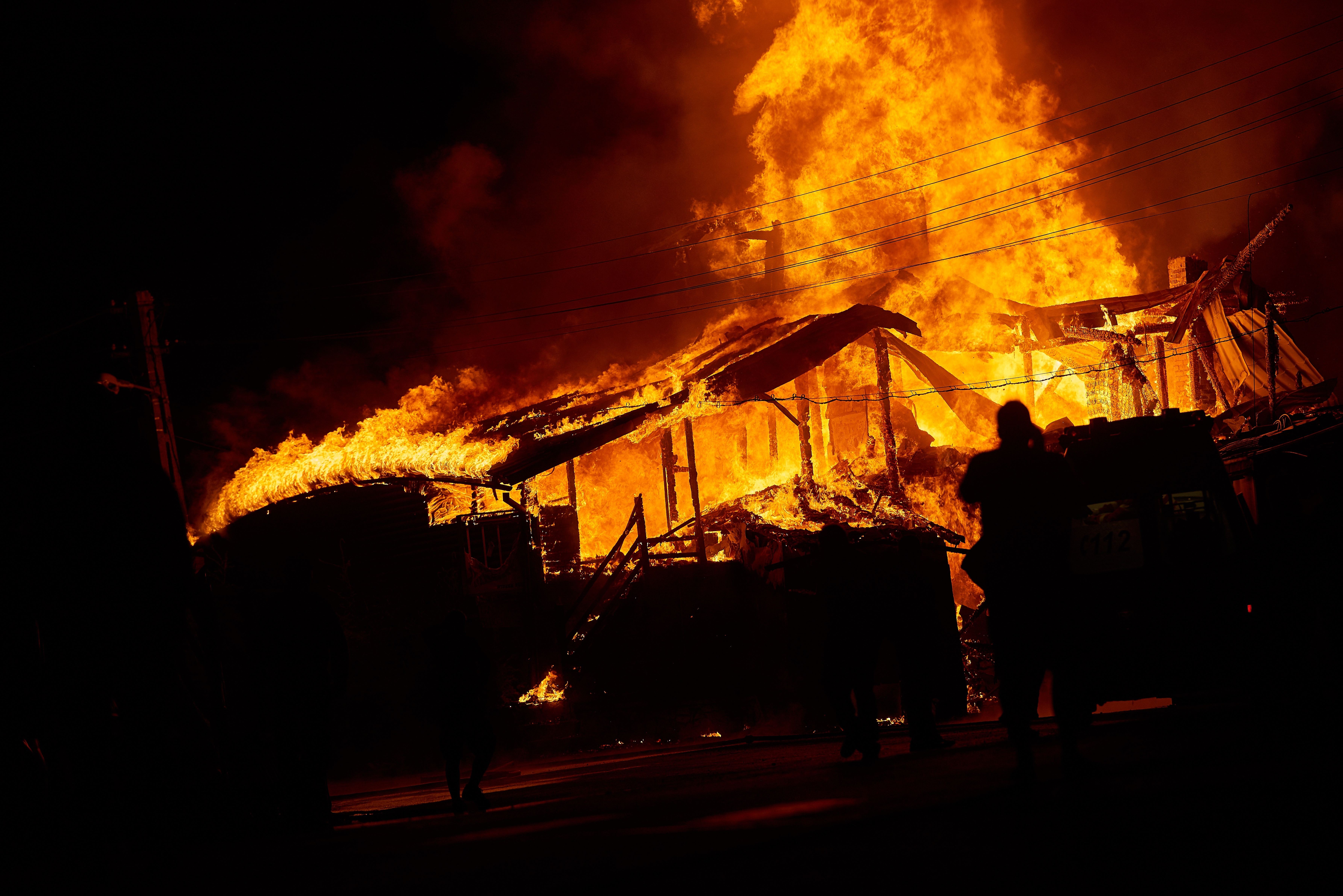 Caz șocant în Suceava. Motivul pentru care un bărbat și-a dat foc la casă apoi a sărit cu cuțitul la pompieri să n-o stingă