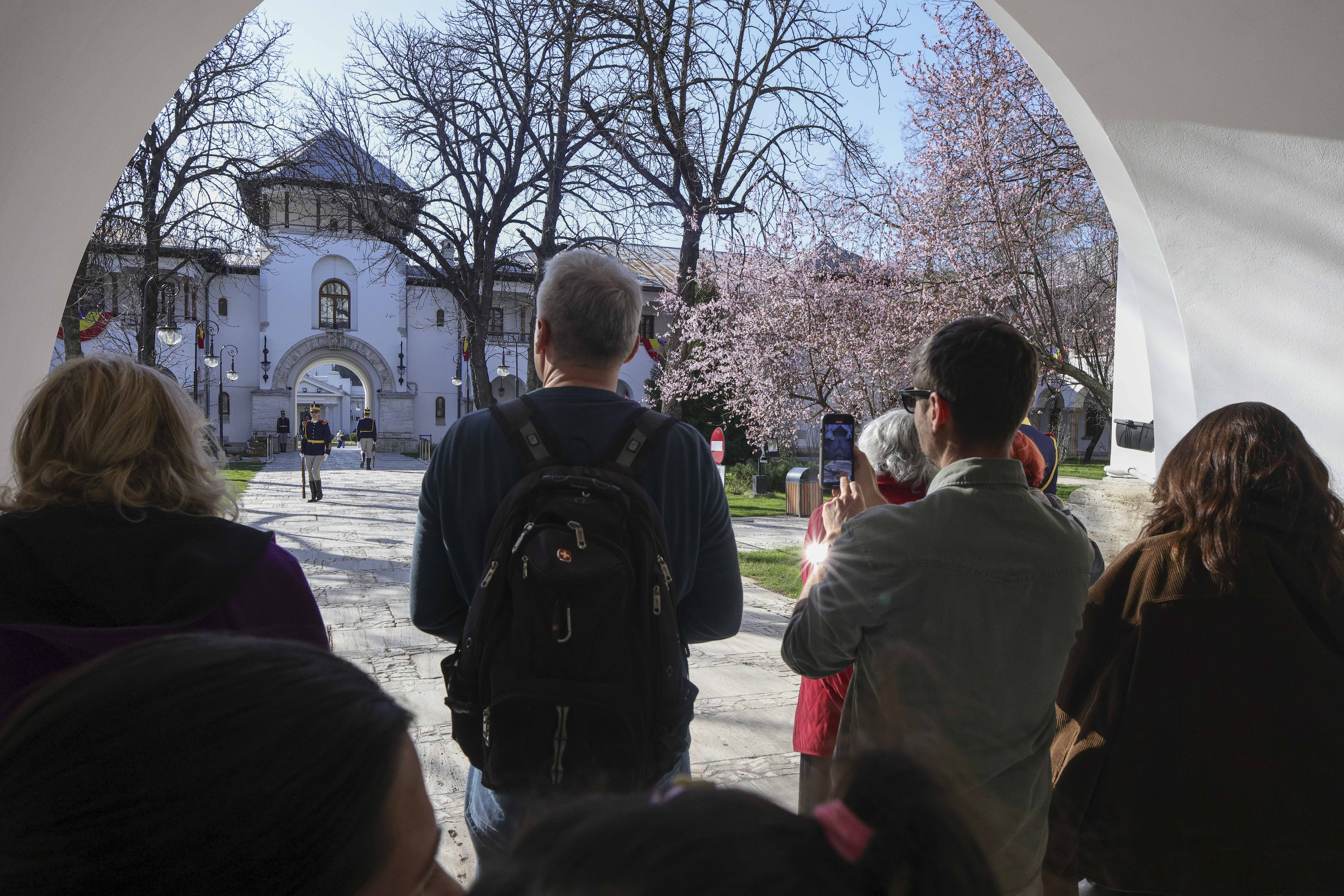 Palatul Cotroceni și-a deschis porțile. Muzeul și saloanele oficiale pot fi vizitate doar cu bilet