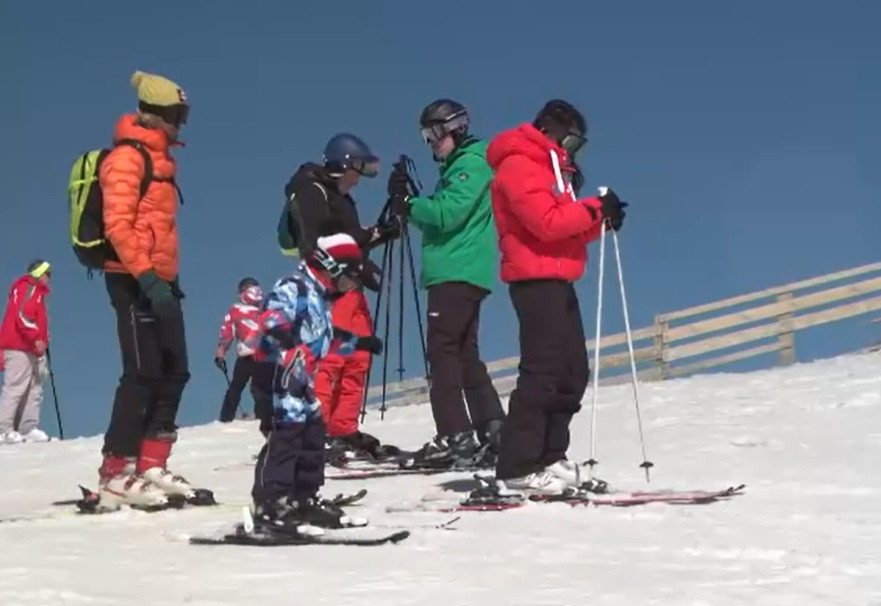 Sezon-record de schi în Poiana Brașov și Sinaia. Pârtiile vor fi deschise până pe 1 aprilie