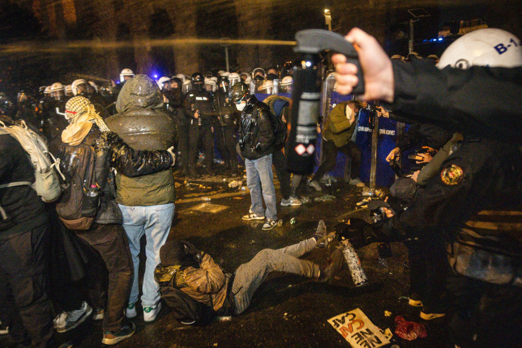 Proteste uriașe în Turcia. Incidente la Istanbul şi Izmir între manifestanţi şi poliţie. Intervenție cu gloanțe de cauciuc