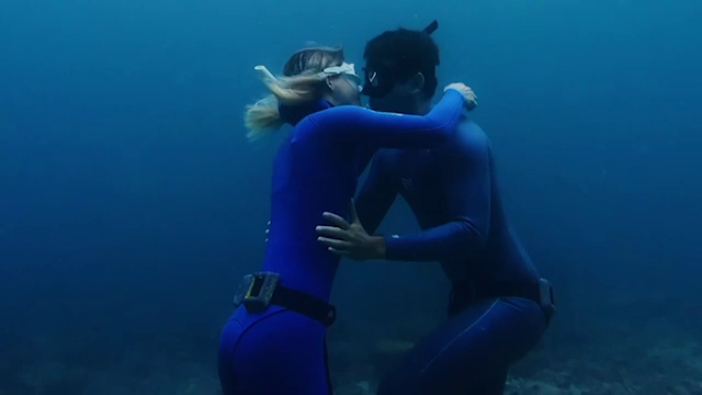 Moment spectaculos în Insulele Galapagos. Un bărbat și-a cerut în căsătorie iubita sub apă