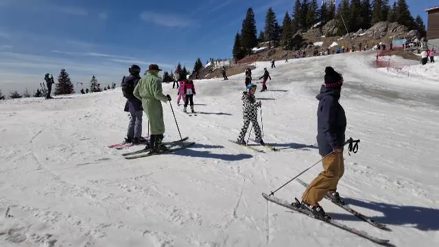 Final de martie cu zăpadă pe pârtii. Schiorii se bucură de ultimele zile ale sezonului în Poiana Brașov, în ciuda căldurii