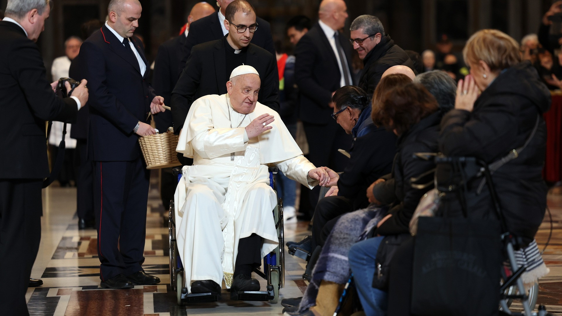 Papa Francisc se întoarce la Vatican după ce a stat 5 săptămâni în spital. Medicii se așteaptă la o recuperare îndelungată