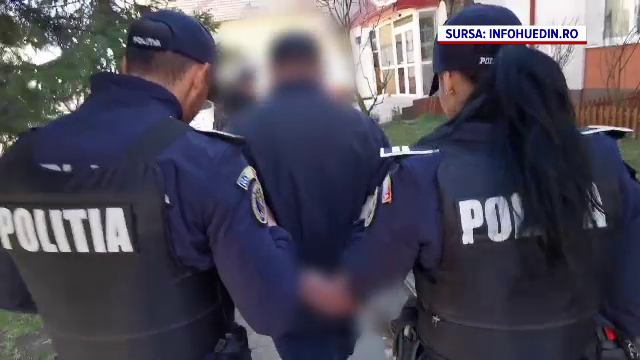 Un individ din Neamţ a fost internat la Psihiatrie după ce a distrus mai multe maşini şi a ameninţat trecătorii cu o dală