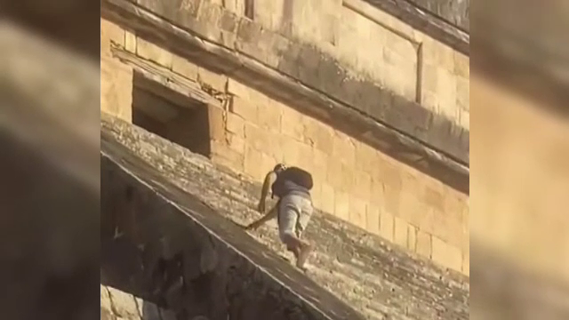 Turistul german care a ignorat interdicția de a se urca pe una din cele 7 minuni ale lumii. Amendă uriașă