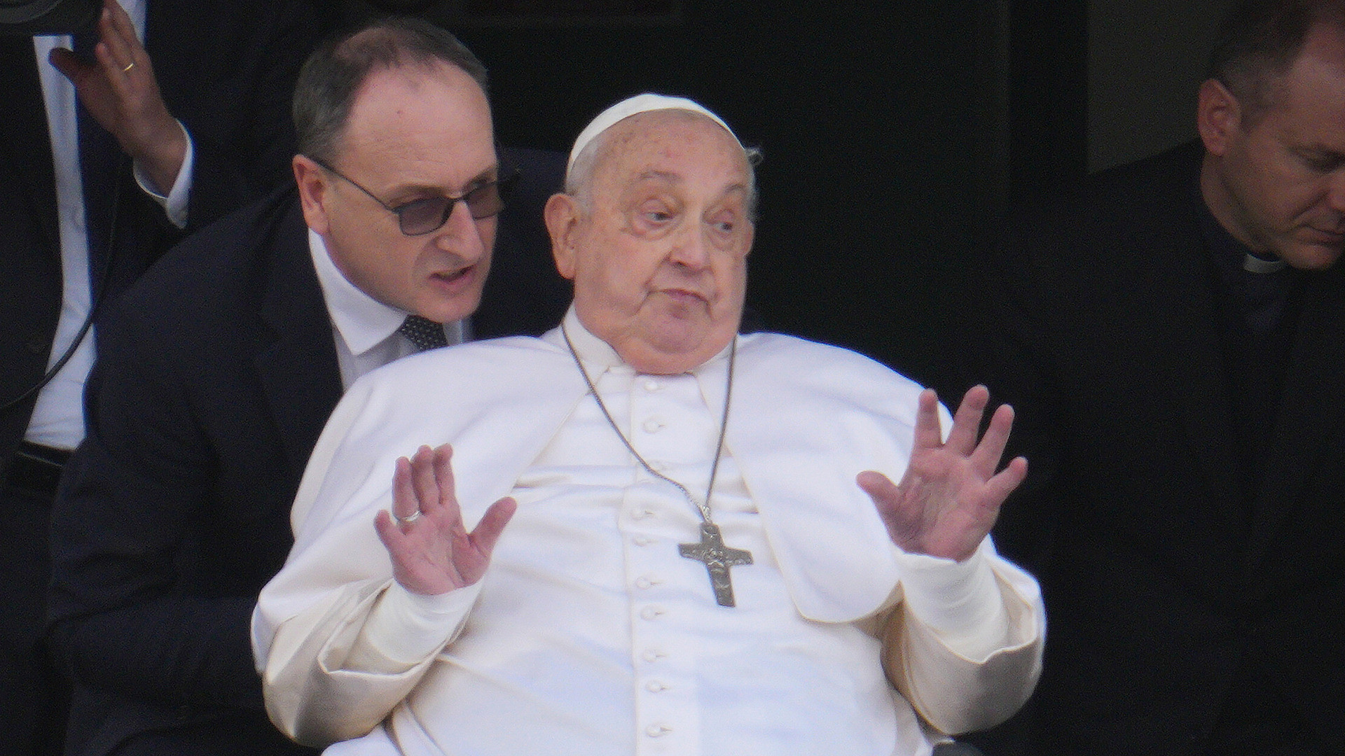 Primele imagini cu Papa Francisc după ieșirea din spital. Suveranul Pontif a fost internat timp de cinci săptămâni