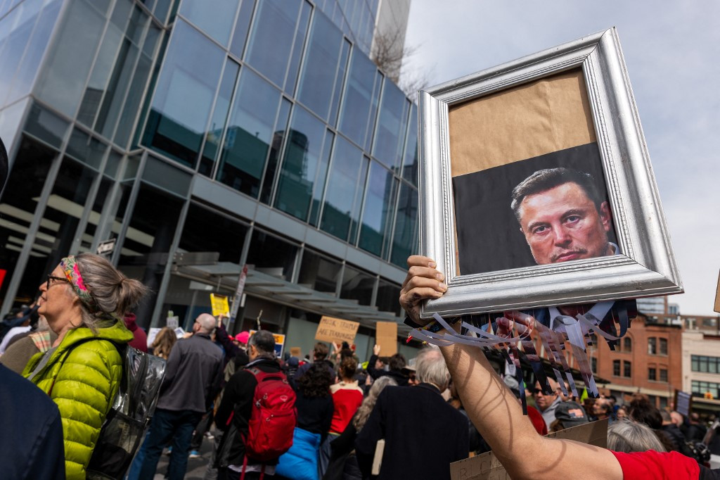 Proteste anti-Musk, în faţa unui showroom Tesla din Washington. Manifestațiile s-au extins și alte orașe din SUA