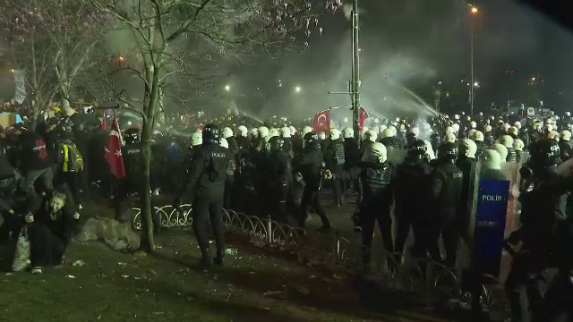 A cincea noapte de proteste la Istanbul, cu gloanțe de cauciuc și gaze lacrimogene, în ciuda interdicției adunărilor publice