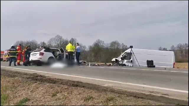 Un bărbat și soția lui au murit după ce s-au izbit frontal cu un microbuz, pe DN1. Fiica lor a fost rănită