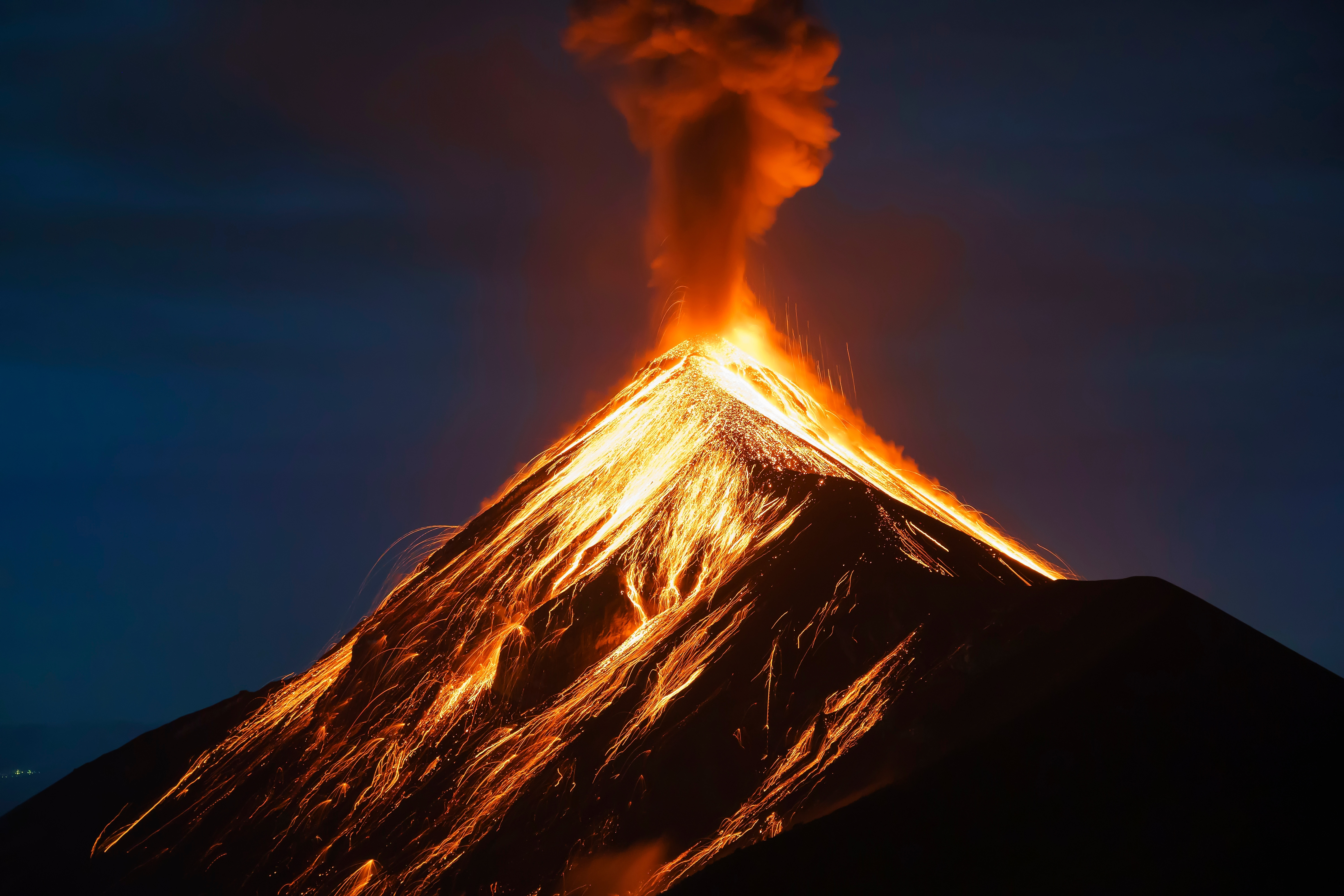 Tot ce trebuie să știi despre erupția vulcanului Mount Spurr, din Alaska. Oamenii de știință estimează că va erupe în curând