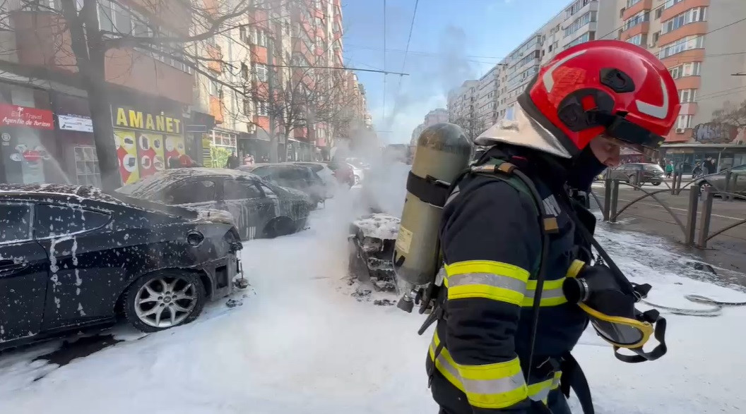 Incendiu de proporții în București. Șapte mașini au fost distruse de flăcări pe Calea Moșilor | VIDEO