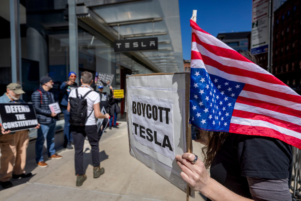 Triplă lovitură pentru Tesla. Cota de piață a companiei lui Elon Musk a scăzut pentru a șasea lună consecutiv