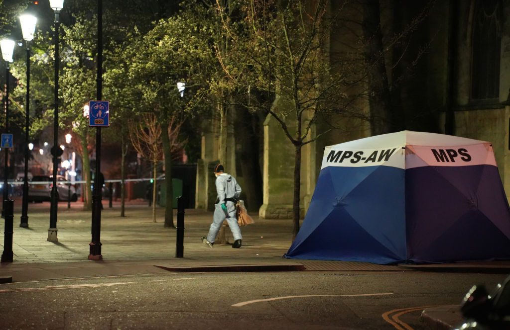 Un nou-născut a fost găsit mort, într-o pungă, lângă o biserică din Londra. Mesajul poliției pentru mama bebelușului