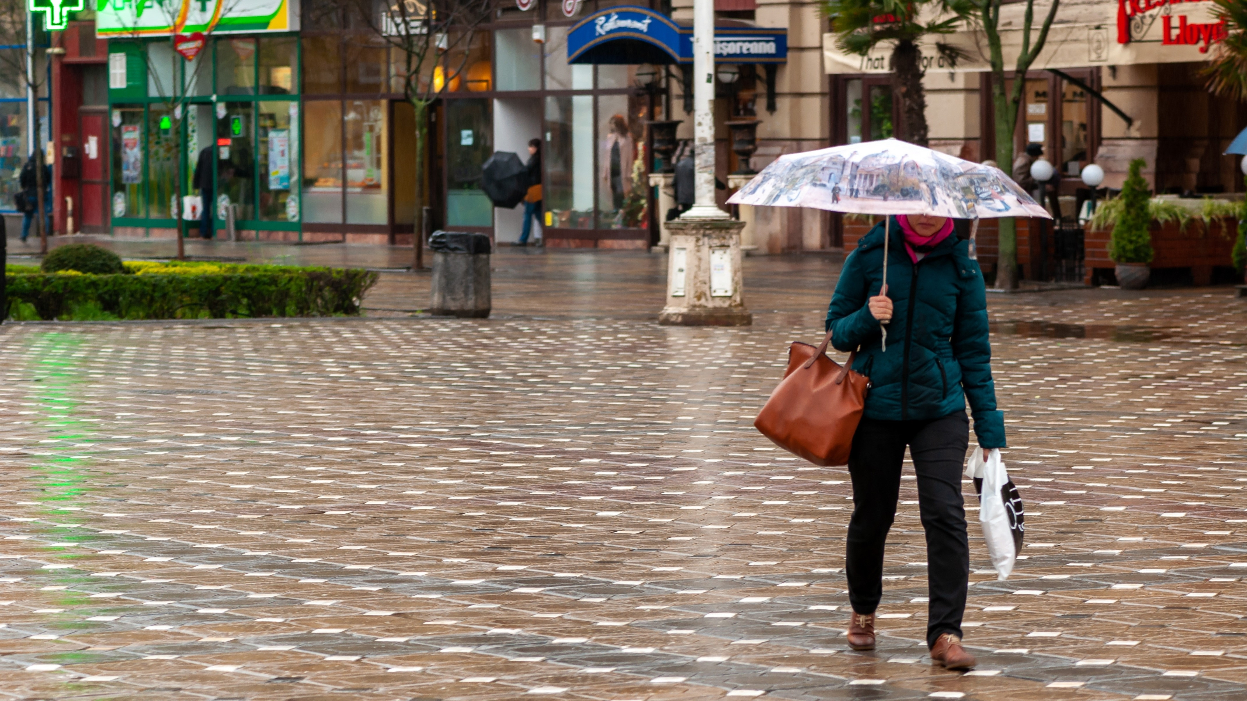 Avertizare meteo: vremea se răcește drastic, cu ploi, grindină și vânt puternic. Zonele care vor fi lovite de un val de frig