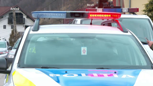 O femeie a fost ucisă în curtea casei de un tânăr orbit de gelozie, în Olt. Iubita sa începuse o relație cu fiul victimei