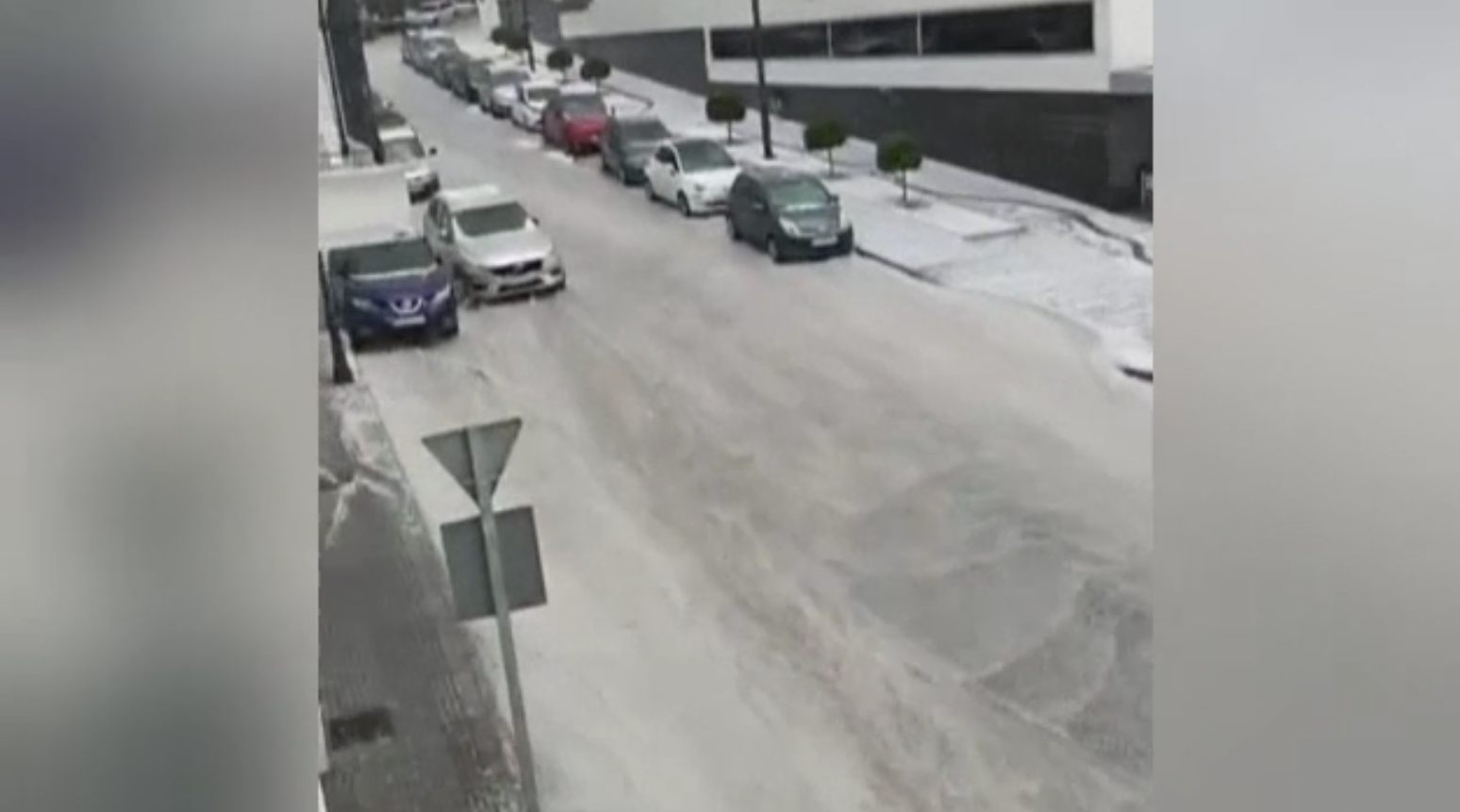 Bulevardele din Malaga au fost umplute cu apă și gheață. Viitura a luat pe sus mai multe mașini