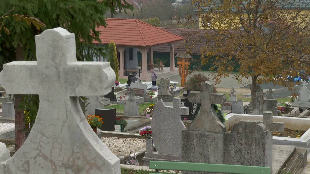 Coroanele de flori, „interzise” la înmormântări în mai multe zone din România. În Arad oamenii riscă și amenzi