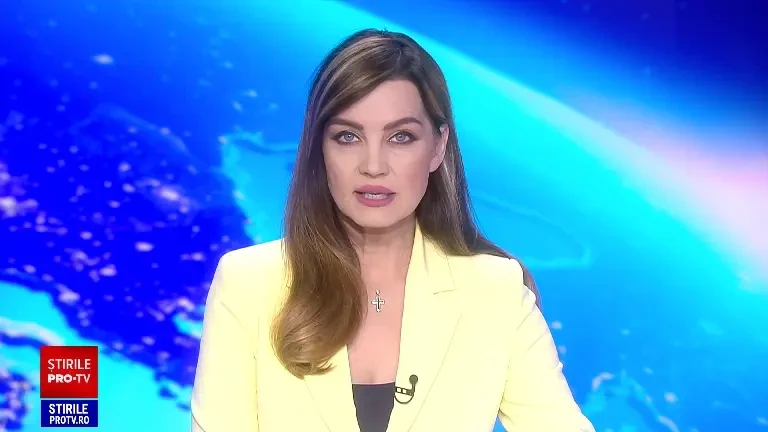 O femeie a fost ucisă în curtea casei de un tânăr orbit de gelozie. Iubita sa începuse o relație cu fiul victimei