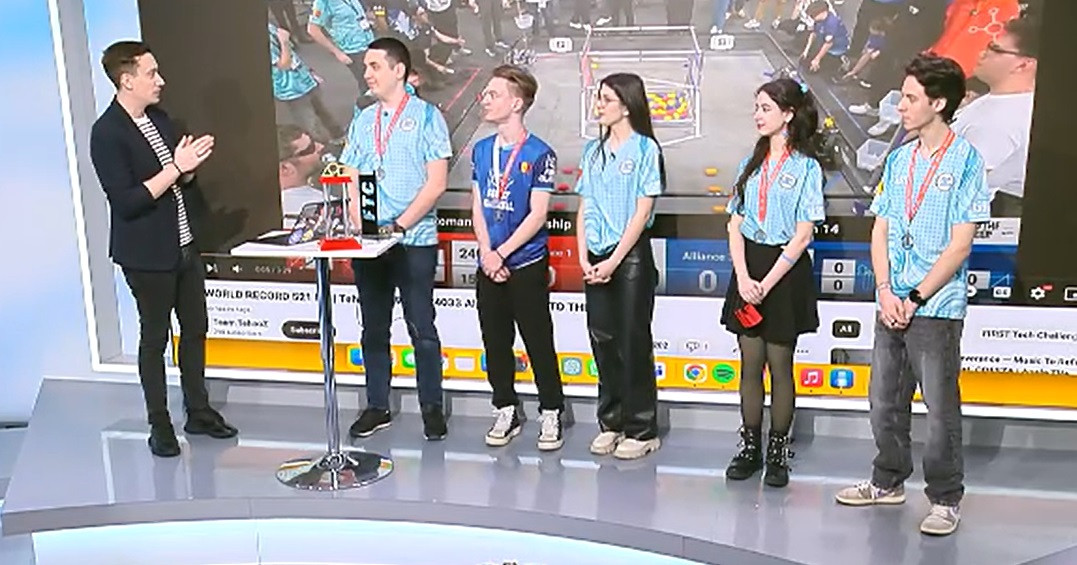 Cinci roboți creați de elevi din România concurează la o competiție globală de tehnologie. Cine sunt cei care i-au construit