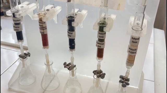 Legătura nebănuită între microplastic, o sticlă de apă și celulită. Respirăm, mâncăm şi bem bucăţi minuscule de plastic