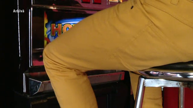 Un curier din Roman dependent de jocuri de noroc folosea la păcănele banii din încasările zilnice. Ce a urmat