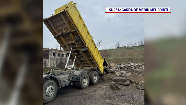 Amendă substanțială pentru o firmă de construcții care a abandonat deșeurile pe câmp. Camionul a fost confiscat