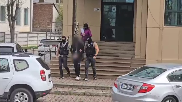 Traficant de droguri, prins cu focuri de armă. Ce au găsit polițiștii în locuința lui