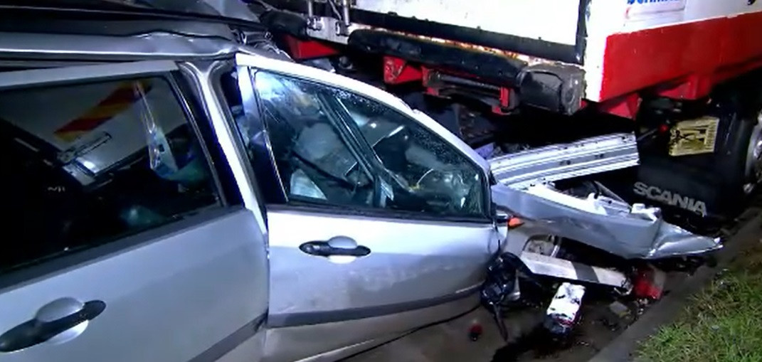 Un șofer de 19 ani din Iași, grav rănit după ce a intrat cu mașina într-un TIR parcat. Tânărul s-ar fi urcat supărat la volan