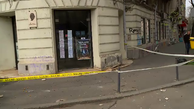 O tânără a fost lovită în cap de o bucată de tencuială care s-a desprins din cauza vântului puternic, în București