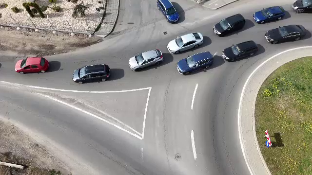 „Regula fermoarului” în trafic ar putea fi adoptată în Codul Rutier din România. Cum contribuie la fluidizarea circulației