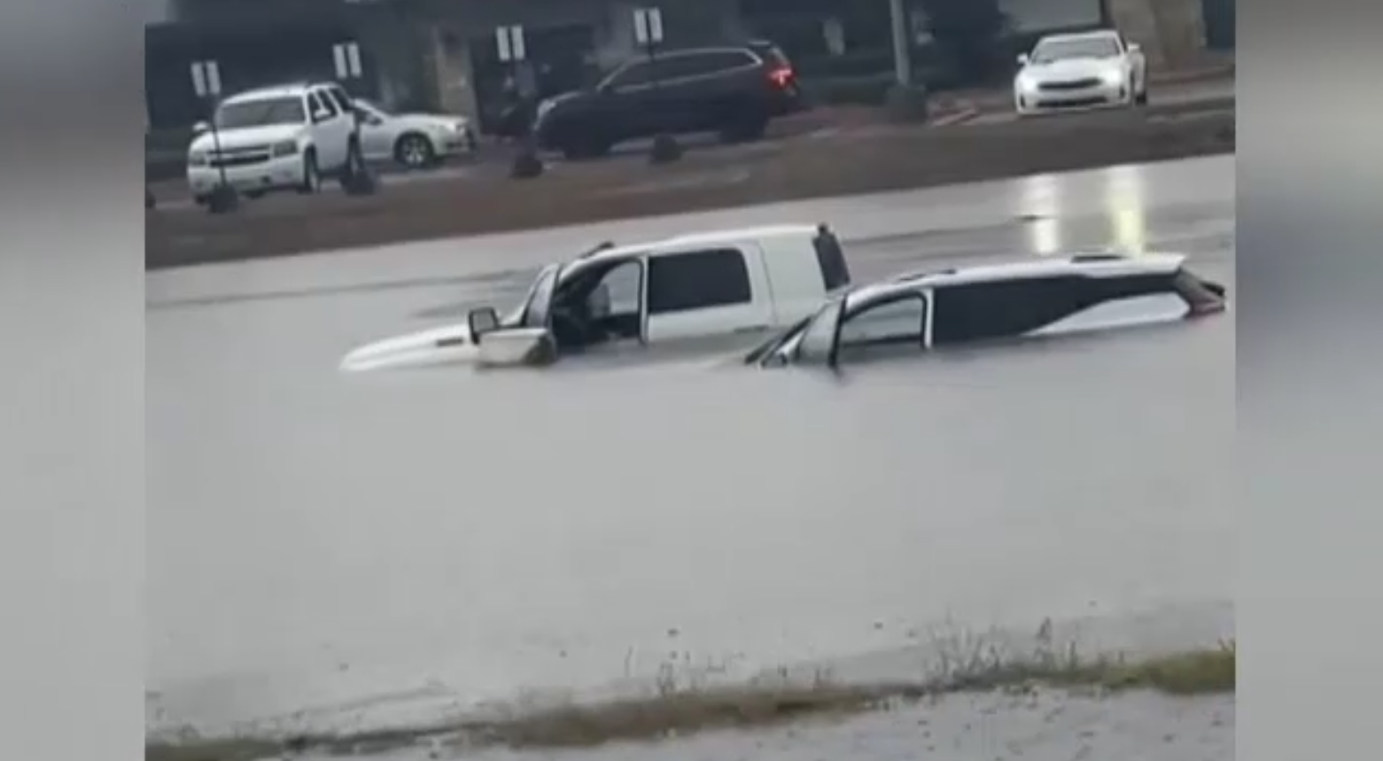 Inundațiile au făcut ravagii în Texas. Zeci de mașini au fost luate de ape. Echipajele de salvare au intrat în alertă