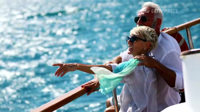 Seniorii care își permit vacanțe în afara țării învață limba engleză. În Alba Iulia sunt liste de așteptare la cursuri