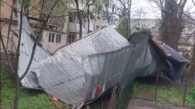 Vijeliile au făcut prăpăd în multe zone din România. Au avariat peste 100 de clădiri, rețele electrice și zeci de mașini