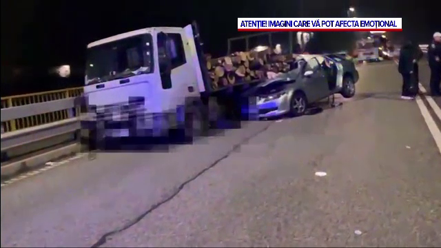 Accident îngrozitor în Dolj. O femeie a murit după ce mașina în care era pasageră a intrat sub un camion cu lemne