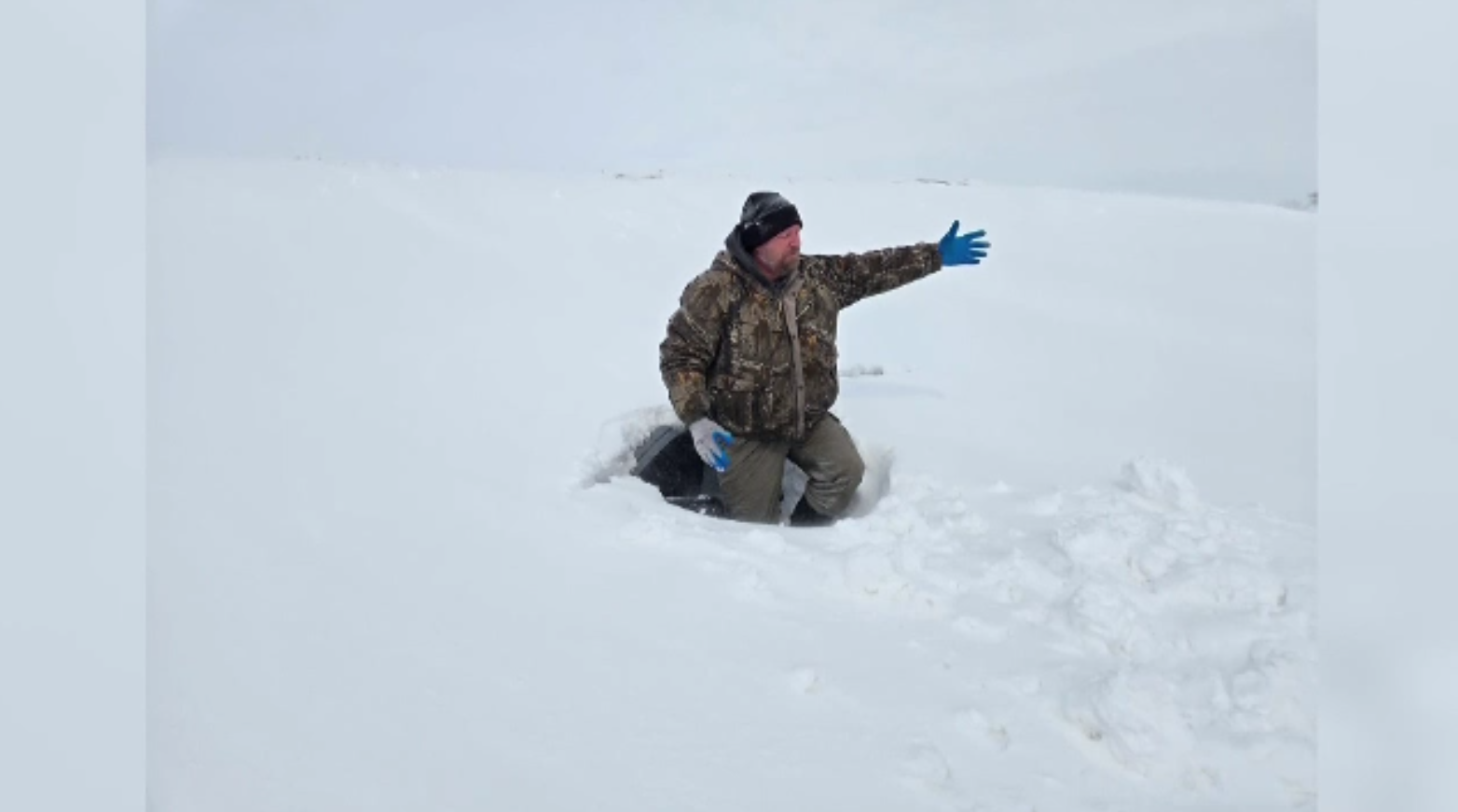 Un șofer care a fost prins sub troiene a avut un noroc teribil. A fost zărit la timp de un echipaj de salvare