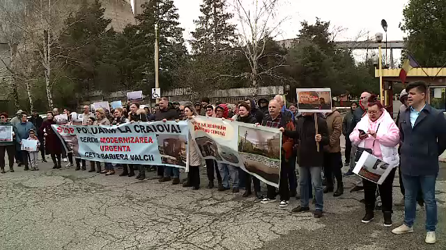 Craiovenii protestează în fața termocentralei, disperați de cenușa care îngroapă orașul: ”Te ucide, pur și simplu”