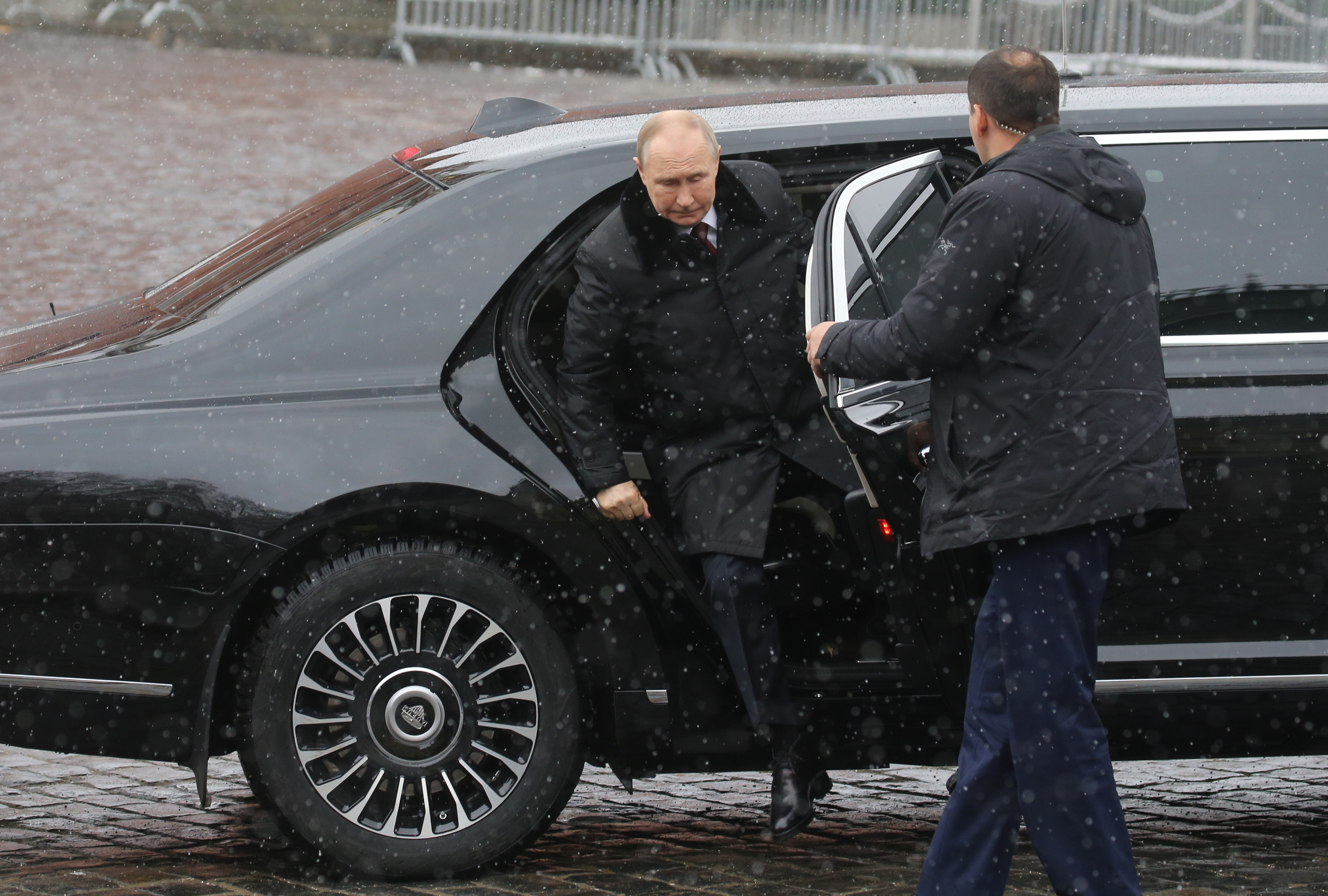 Panică la Moscova. O limuzină din flota lui Vladimir Putin a explodat în apropierea sediului FSB | VIDEO